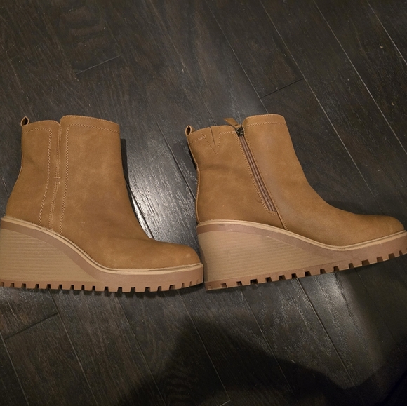 Torrid 9.5WW Platform Wedge Bootie - Picture 2 of 5